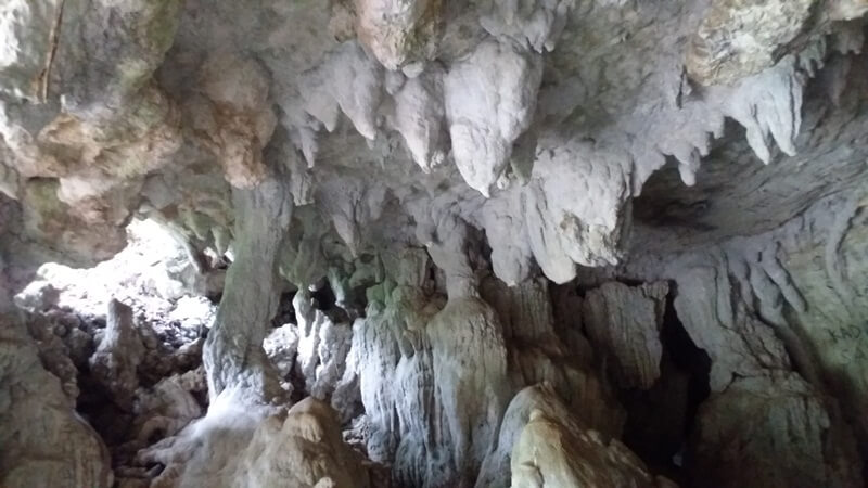 berisikan stalaktit dan stalagmit